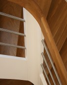 Åben trappe med rustfri trappegelænder