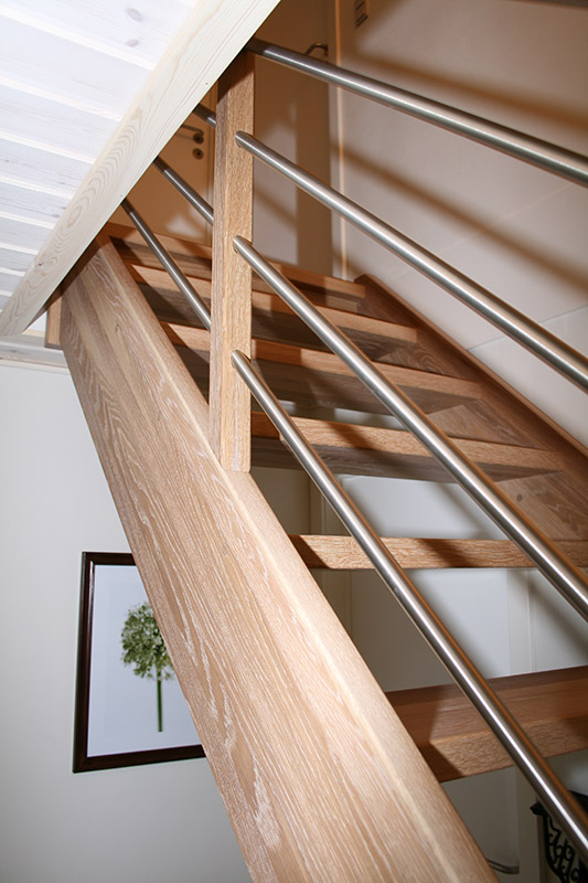 Trætrappe hvidolieret med rustfri gelænder - trapper